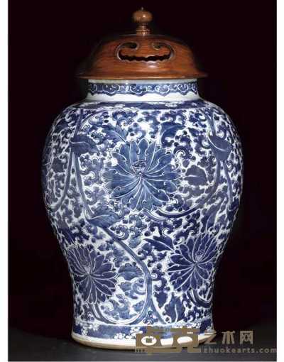 17th Century A large blue and white baluster jar and wood cover 